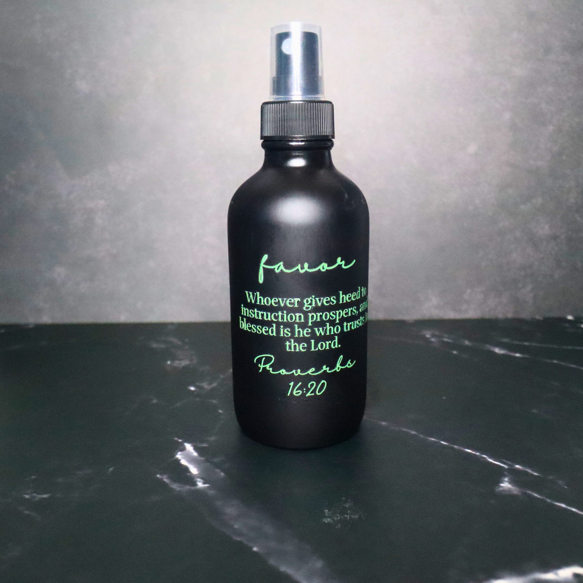 Favor Mahogany Apple 4oz Room Spray